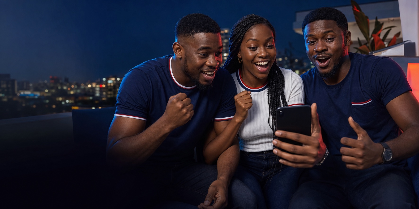 Trois amis réunis autour d’un téléphone